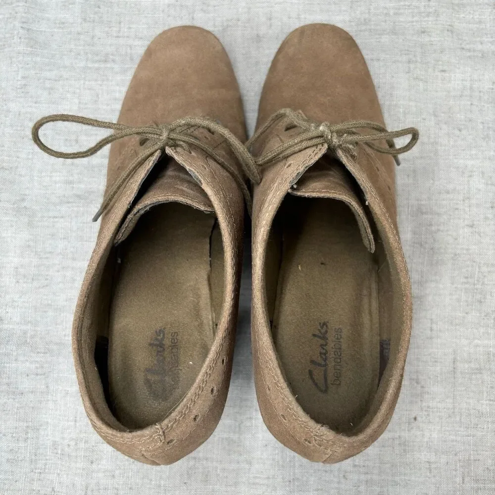 Clarks Bendables Sapphire Chloe Taupe Boots Suede Oxford Heeled Boot Women's 9 - Picture 6 of 10